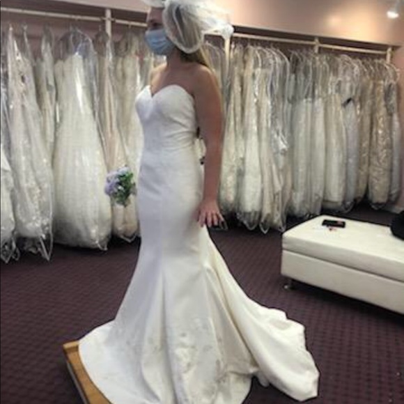 ATELIER PRONOVIAS Barcelona Trumpet Style Wedding Dress - Picture 7 of 9